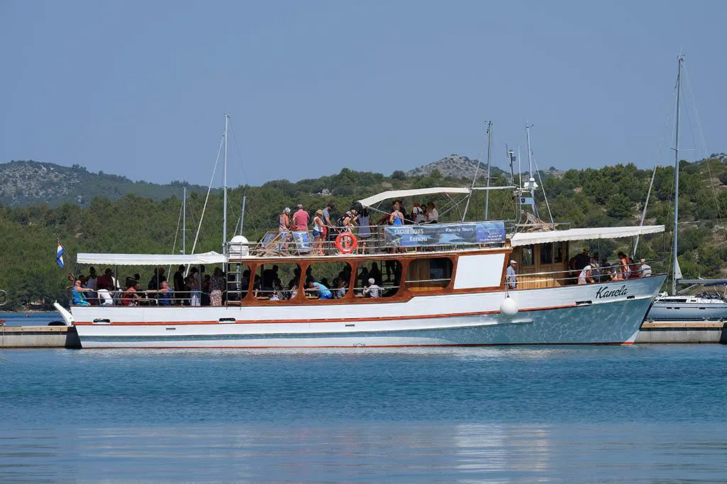 Maslina Tours Biograd Magnifique paysage de montagnes et de mer, où se déroulent les activités de Maslina Tours Biograd.
