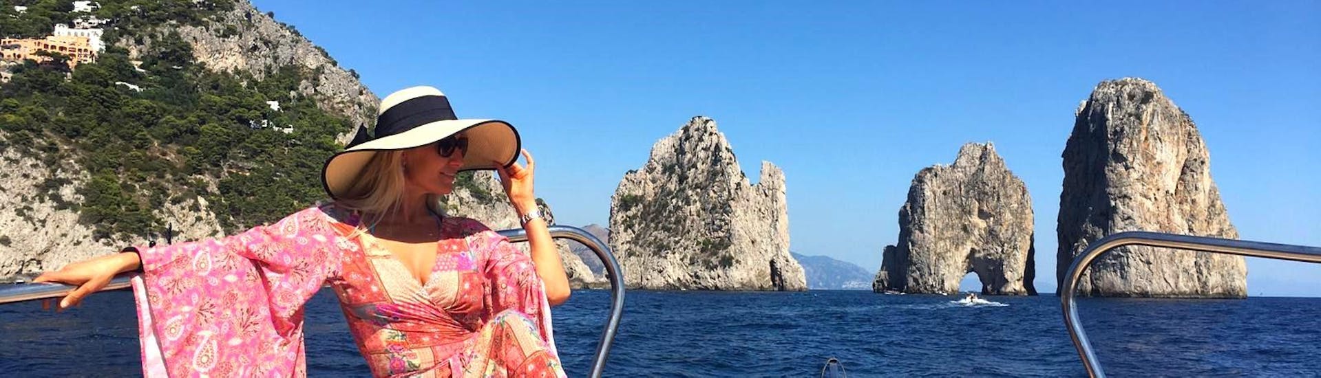 Foto di una donna su una barca di MBS Blu Charter Sorrento durante una gita in barca a Capri.