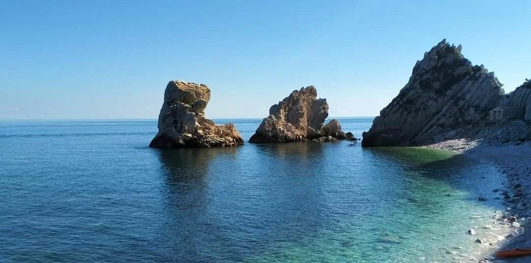 Me Piace Joy's Boat Numana Prachtige landschappen met bergen en zee, waar de ervaringen van Me Piace Joy's Numana plaatsvinden.