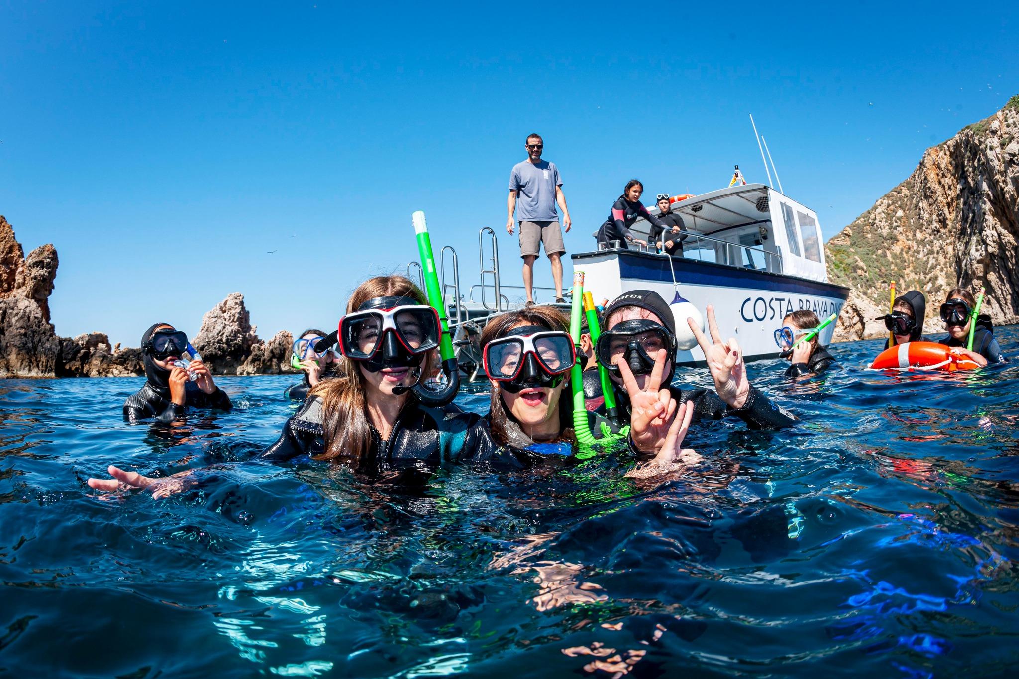 Un grupo de personas durante una excursión de esnórquel a las Islas Medas.