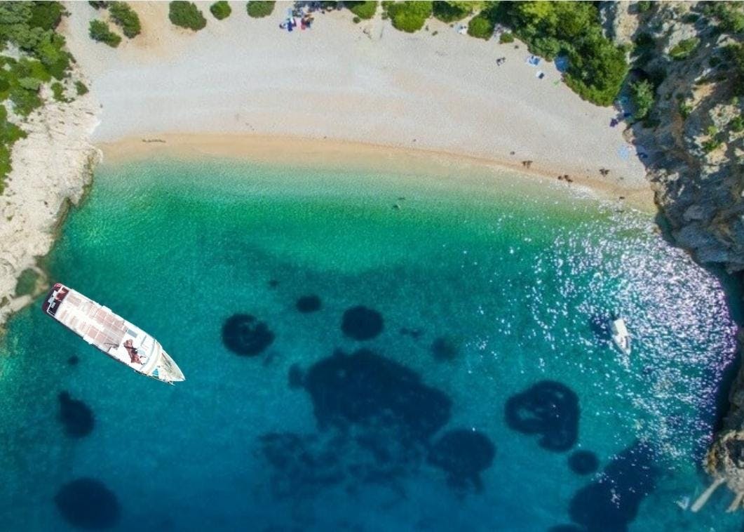 Medulin Excursions Panorama mozzafiato con montagne e mare, dove hanno luogo le attività di Medulin Excursions.