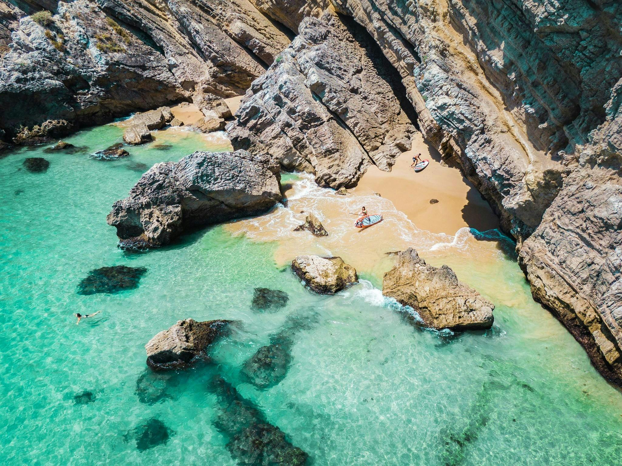meira-pro-center-sesimbra-hero Panorama mozzafiato con montagne e mare, dove hanno luogo le attività di Meira Pro Center Sesimbra.