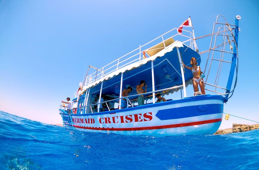 During a boat trip of the Maltese archipelago, the Mermaid Cruises Malta crew takes you to the most beautiful spots for swimming, snorkeling and sightseeing.