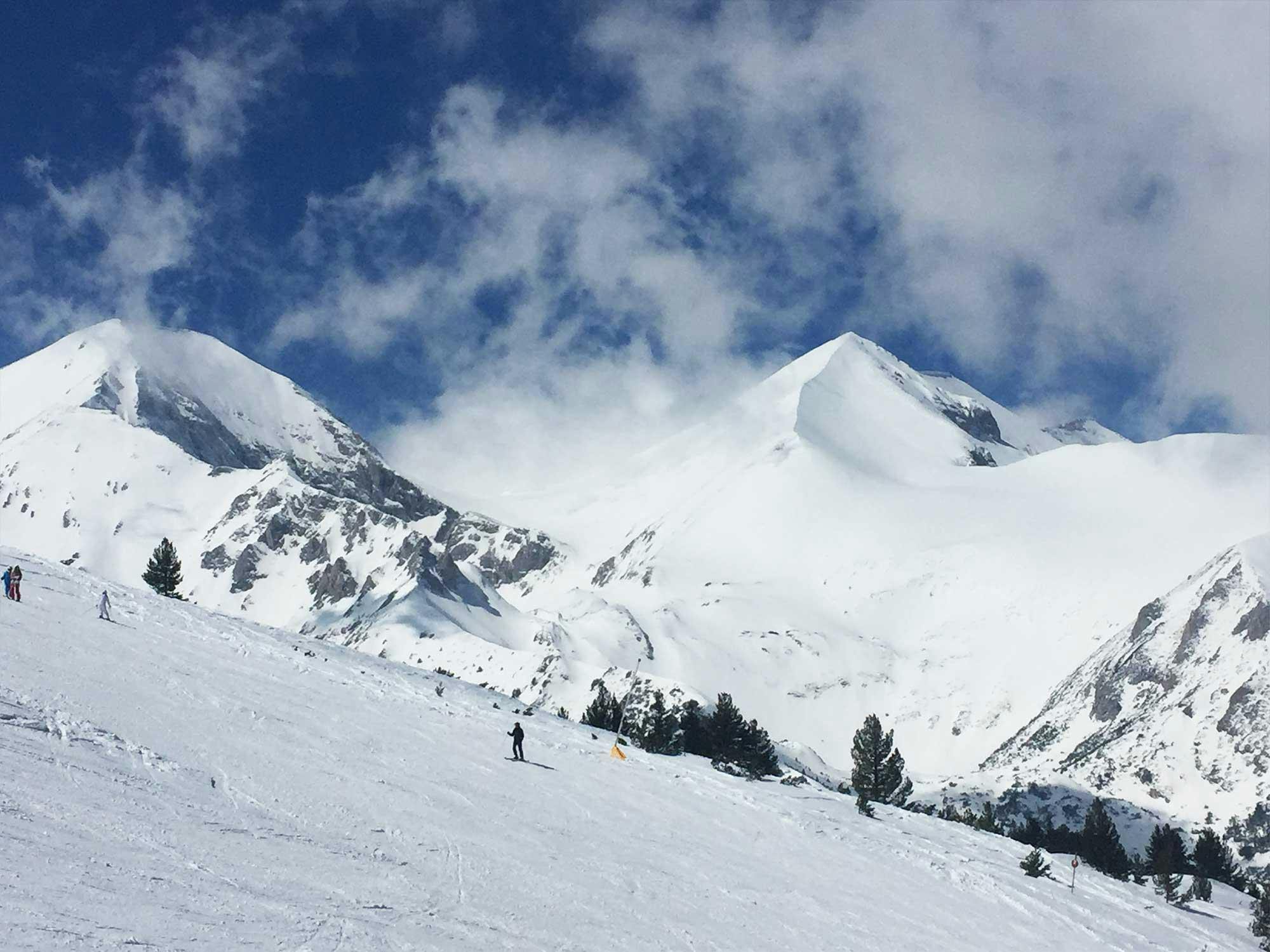 M&G Ski and Snowboard School Bansko Hier hebben we een prachtig uitzicht op de berg met de M&G Ski and Snowboard School in Bansko.