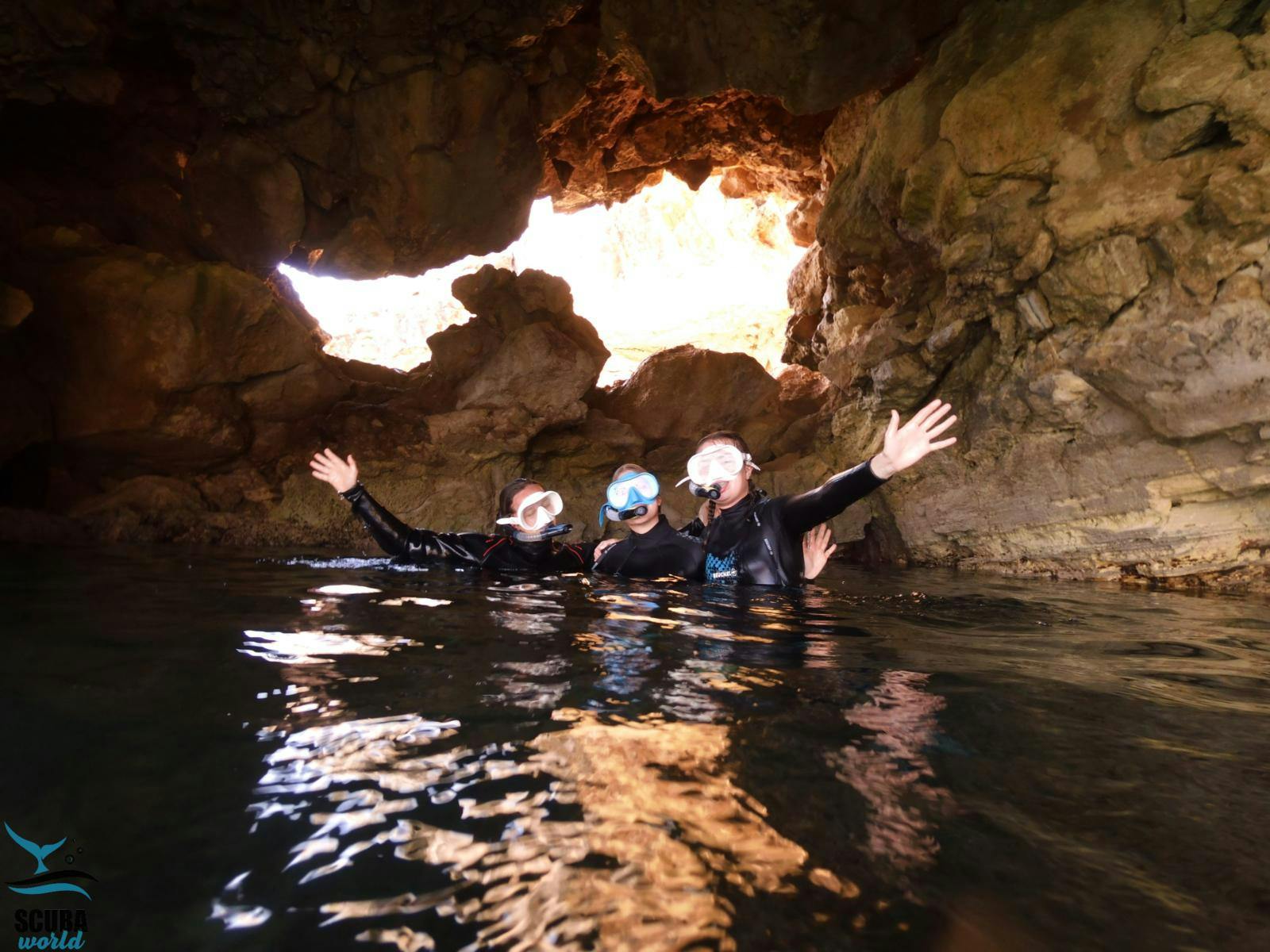 Scuba World Agia Marina Magnifique paysage de montagnes et de mer, où se déroulent les activités de Scuba World Agia Marina.