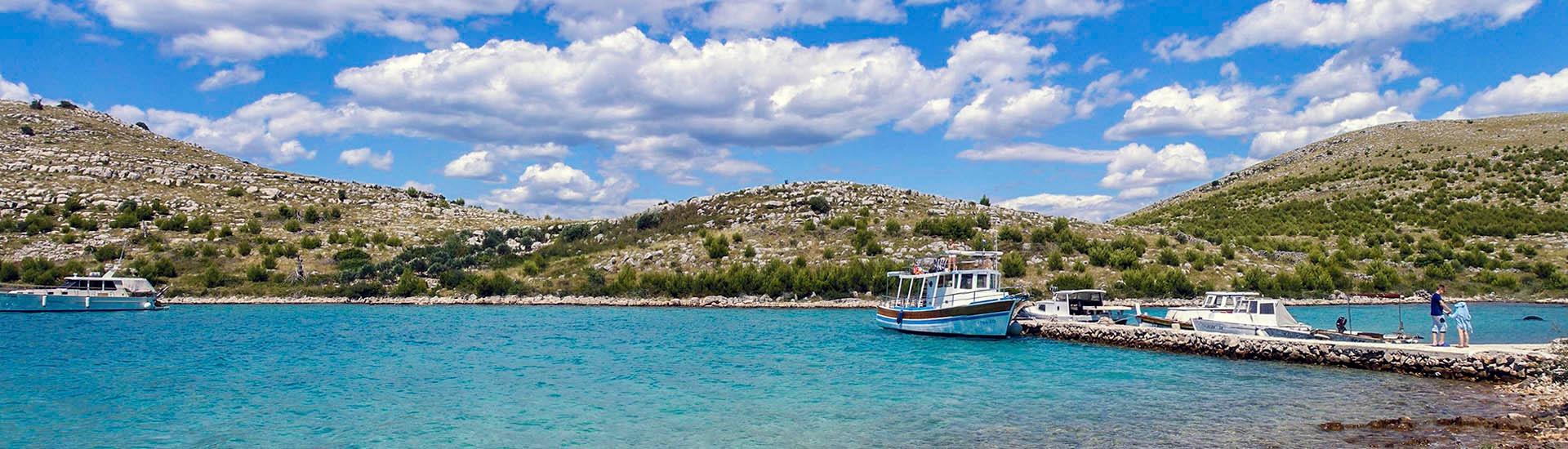 Blick auf unser Boot, das am Strand von Lojena vor Anker liegt.