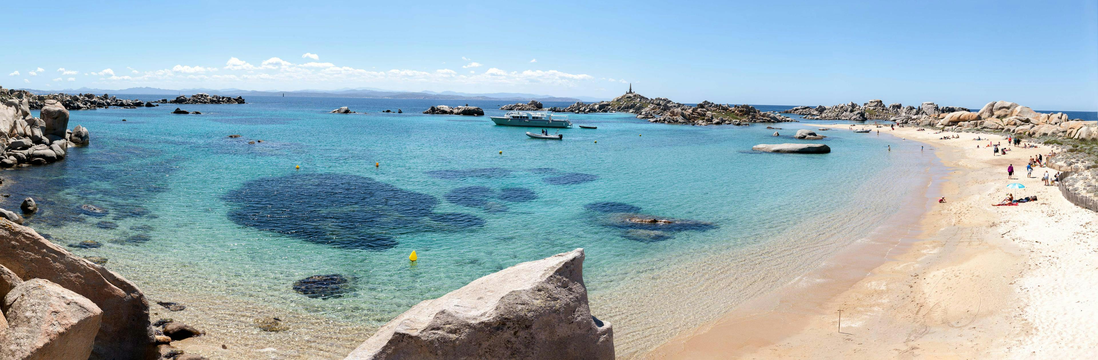 Estasi Escursioni Santa Teresa di Gallura Paisajes impresionantes de montaña y mar, donde tienen lugar las experiencias de Estasi Escursioni Santa Teresa di Gallura.