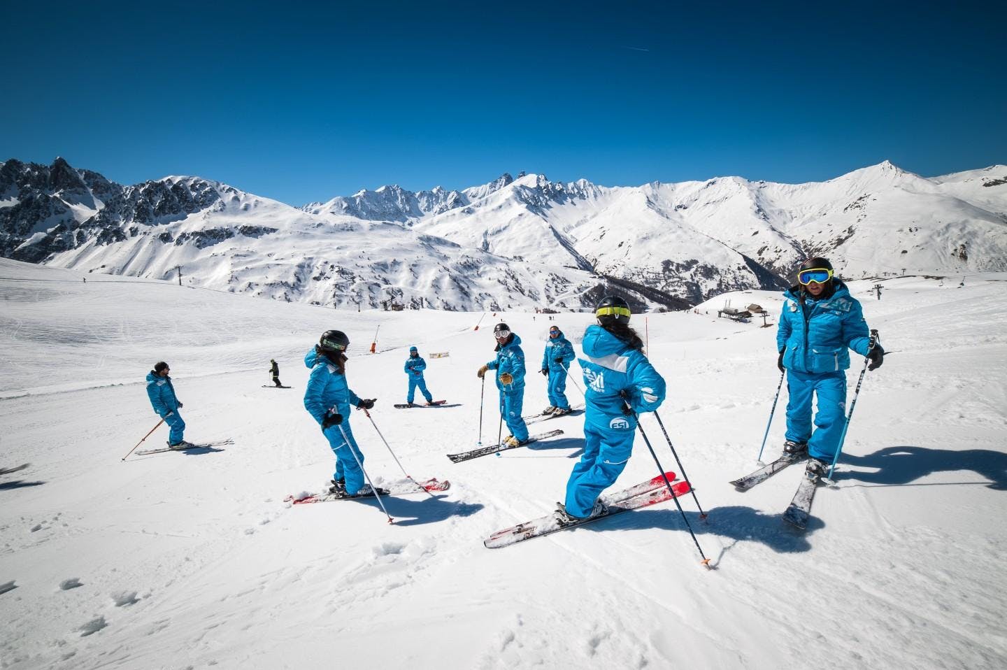 mo-apernet-esi-8760 Paisajes impresionantes de montaña y mar, donde tienen lugar las experiencias de ESI Isola 2000.