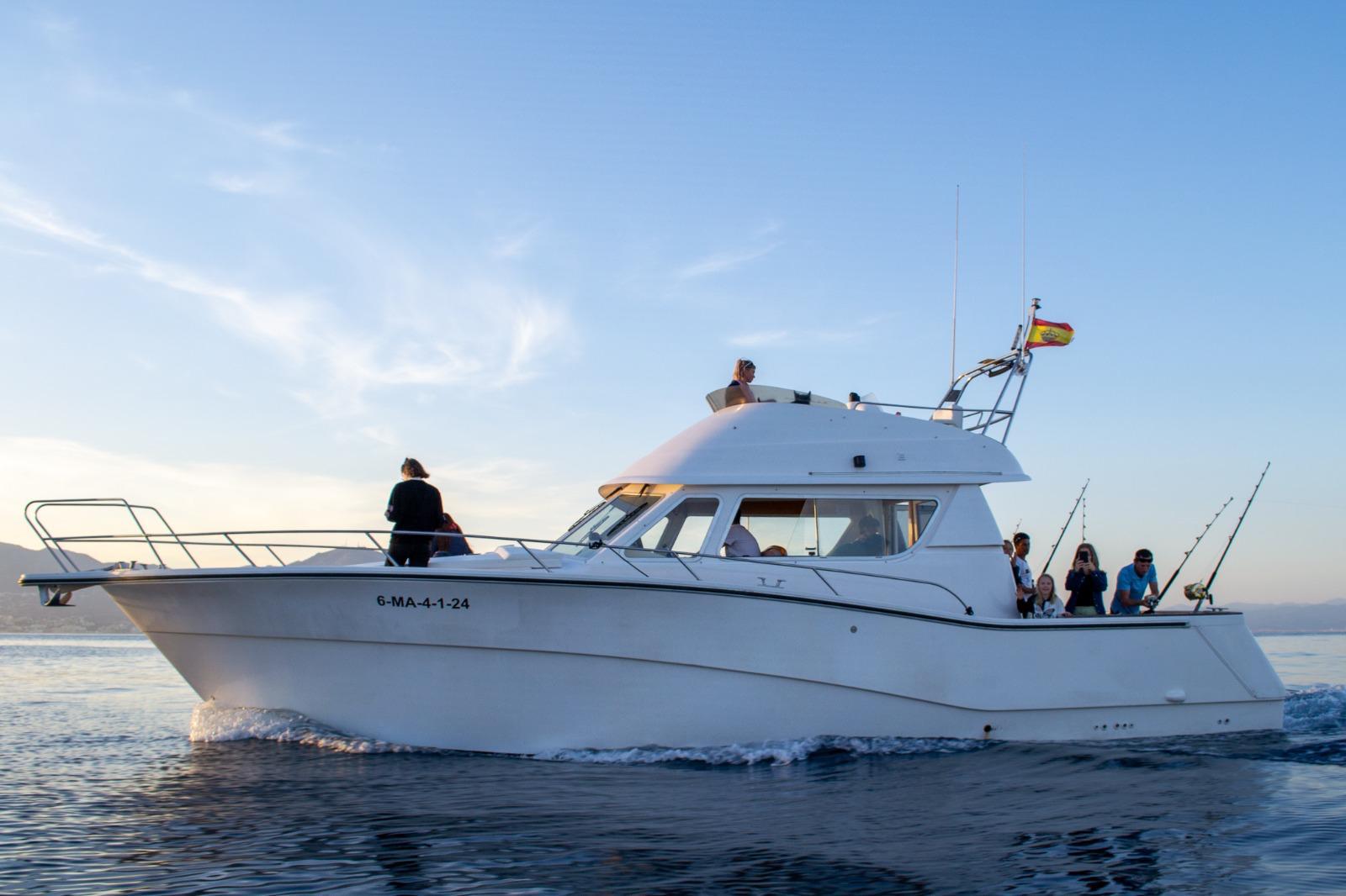Una barca che naviga in mare con Monarca Náutica Fuengirola.