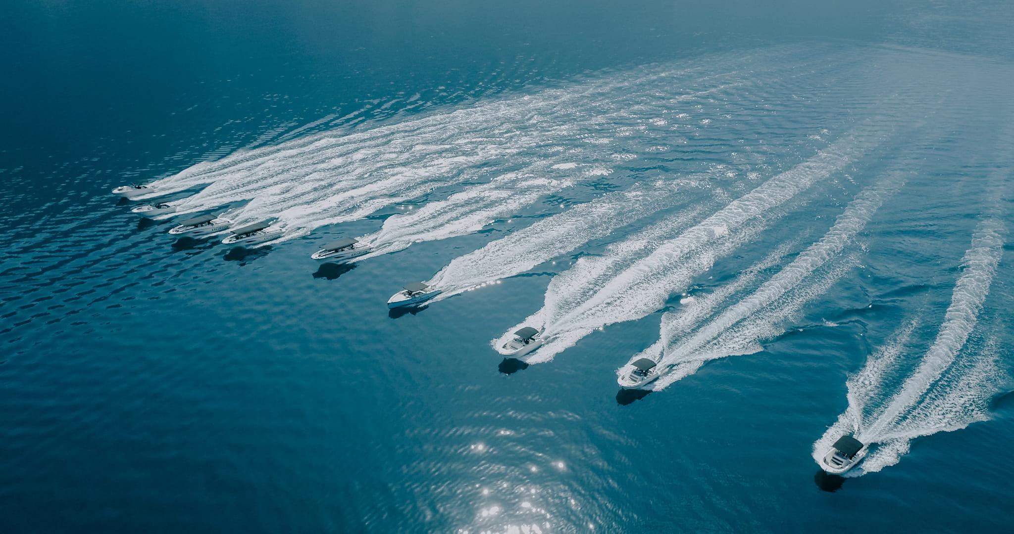 Varias lanchas rápidas cruzan el mar con Montenegro Submarine.