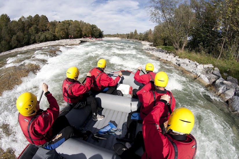 The participants of a rafting tour with Montevia are paddling through the fascinating landscape of Bavaria.