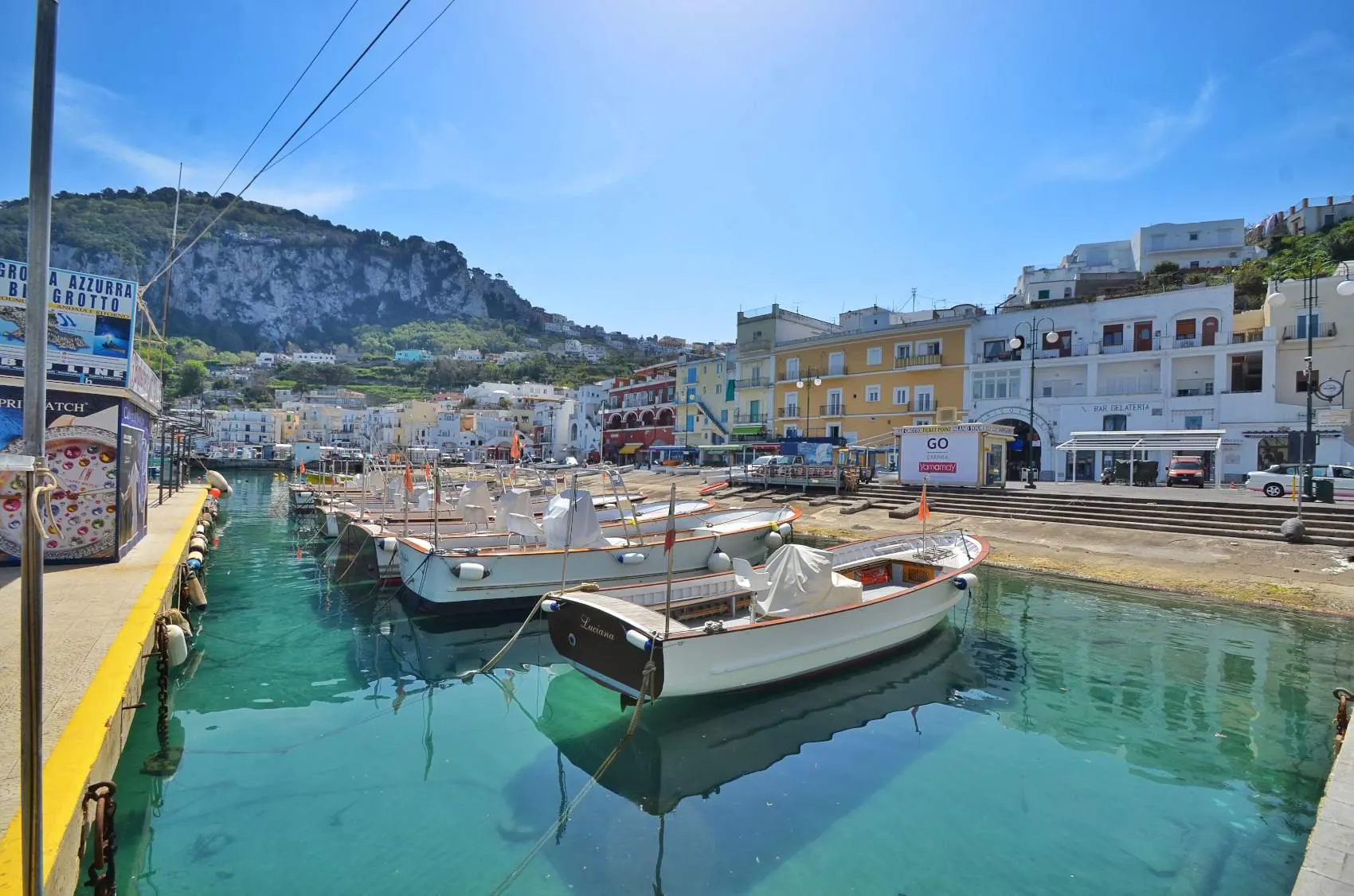 Beautiful landscapes showcasing mountains and sea, where the experiences of Motoscafisti Capri are taking place.