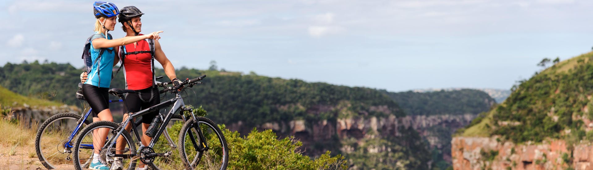 Ein Paar legt während einer Mountain Bike Tour durch das Hinterland Dalmatiens eine Pause ein, um die Aussicht zu bestaunen.