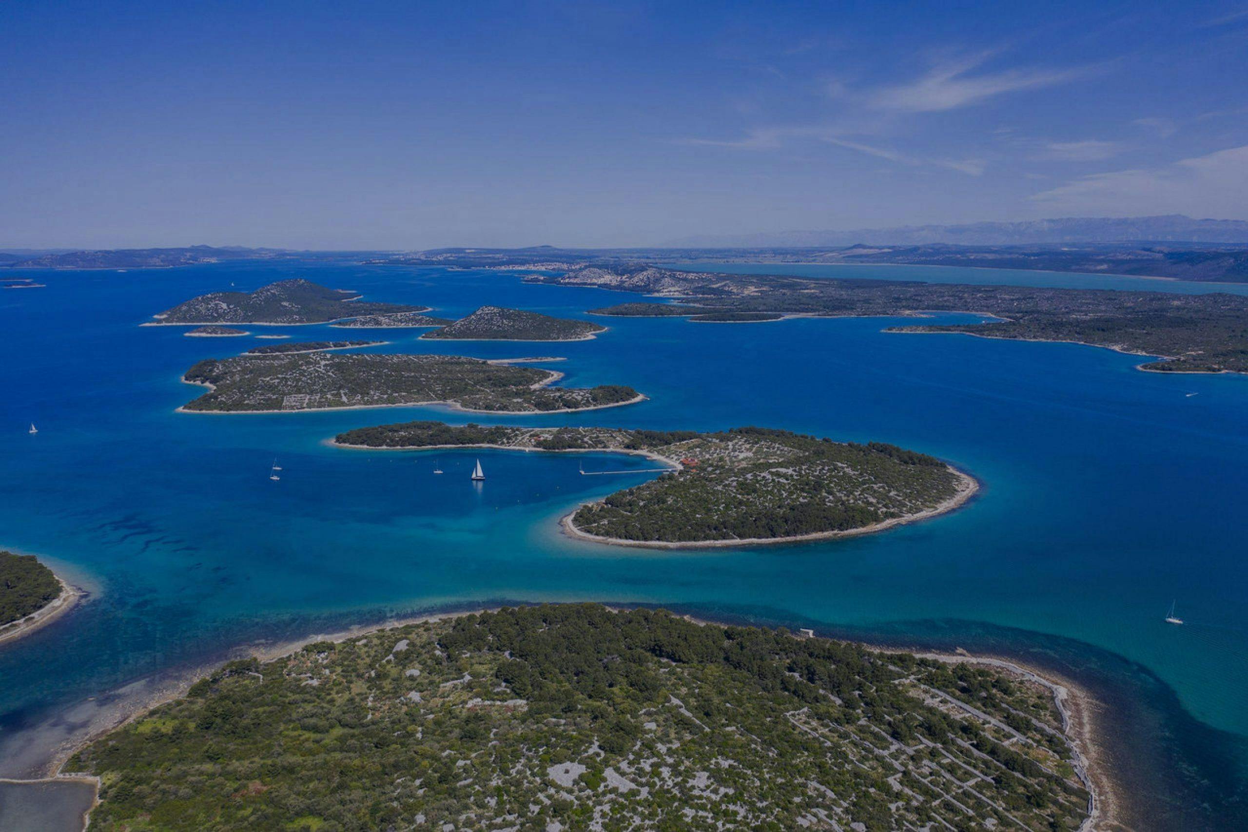 Moto Sport Murter Panorama mozzafiato con montagne e mare, dove hanno luogo le attività di Moto Sport Murter.