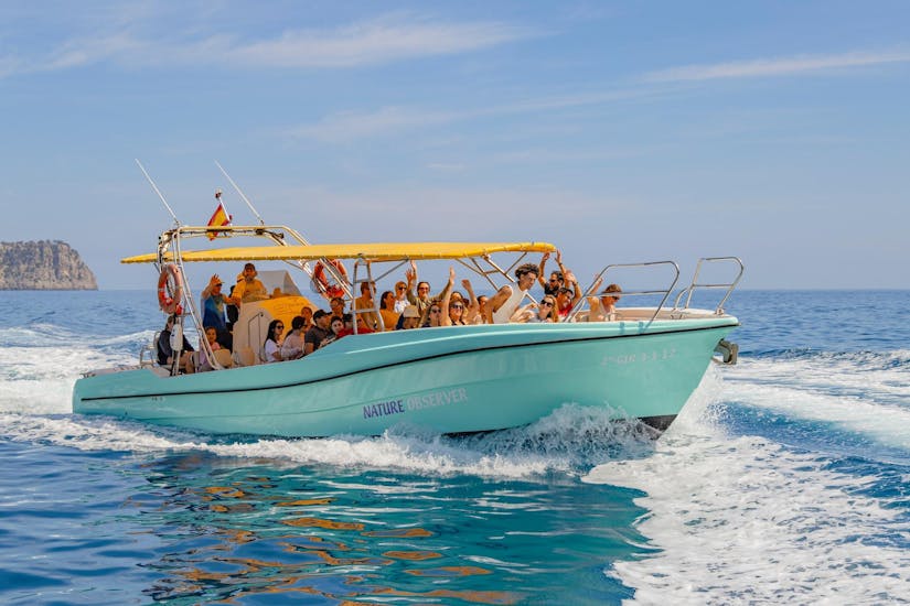 Un divertido paseo en barco tiene lugar en Alcúdia con My Sea Experience Alcúdia.