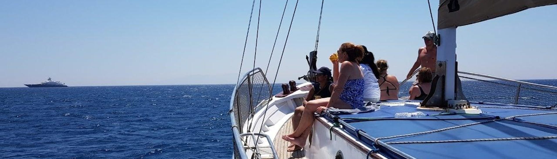 Menschen auf dem Boot von Mykonos Cruises während einer Bootstour.