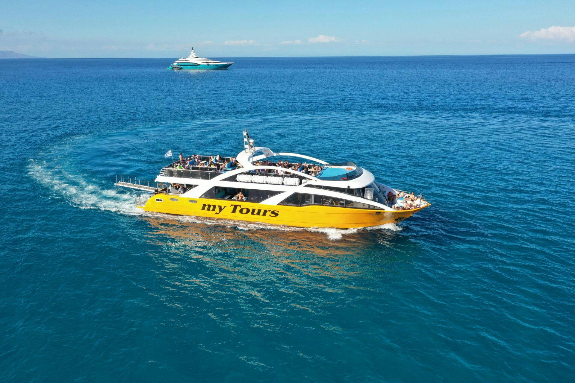 My Tours Zakynthos Eines der Boote von My Tours Zakynthos bei der Fahrt durch das Ionische Meer bei einer Bootstour.