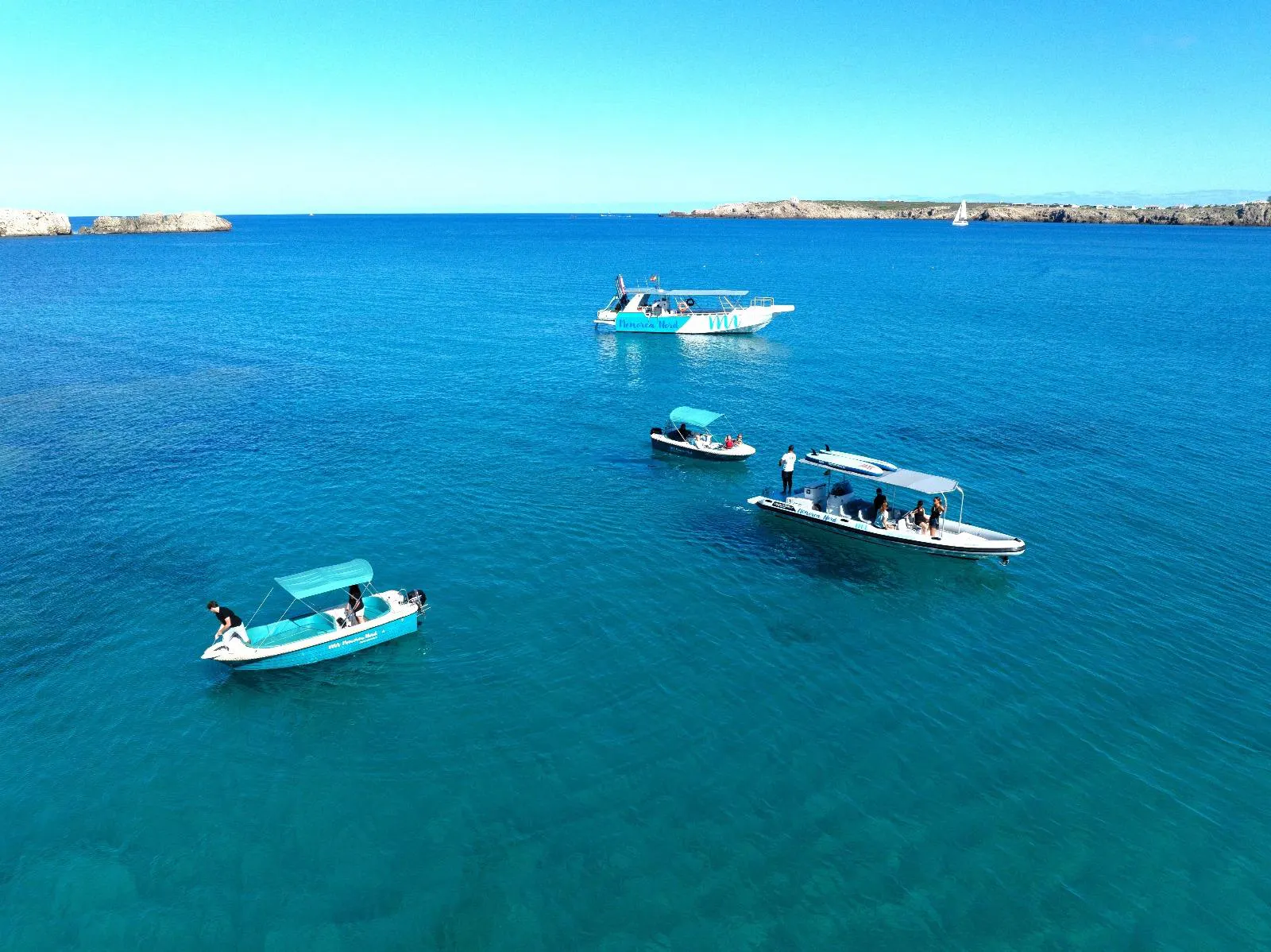 Imagen de WhatsApp 2025-05-22 a las 17.12.45_5d44ba18 Beautiful landscapes showcasing mountains and sea, where the experiences of Menorca Nord Sea Experience are taking place.