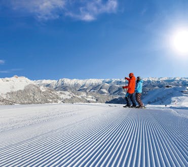 Adultes et enfants skiant dans la station de ski de Nassfeld.