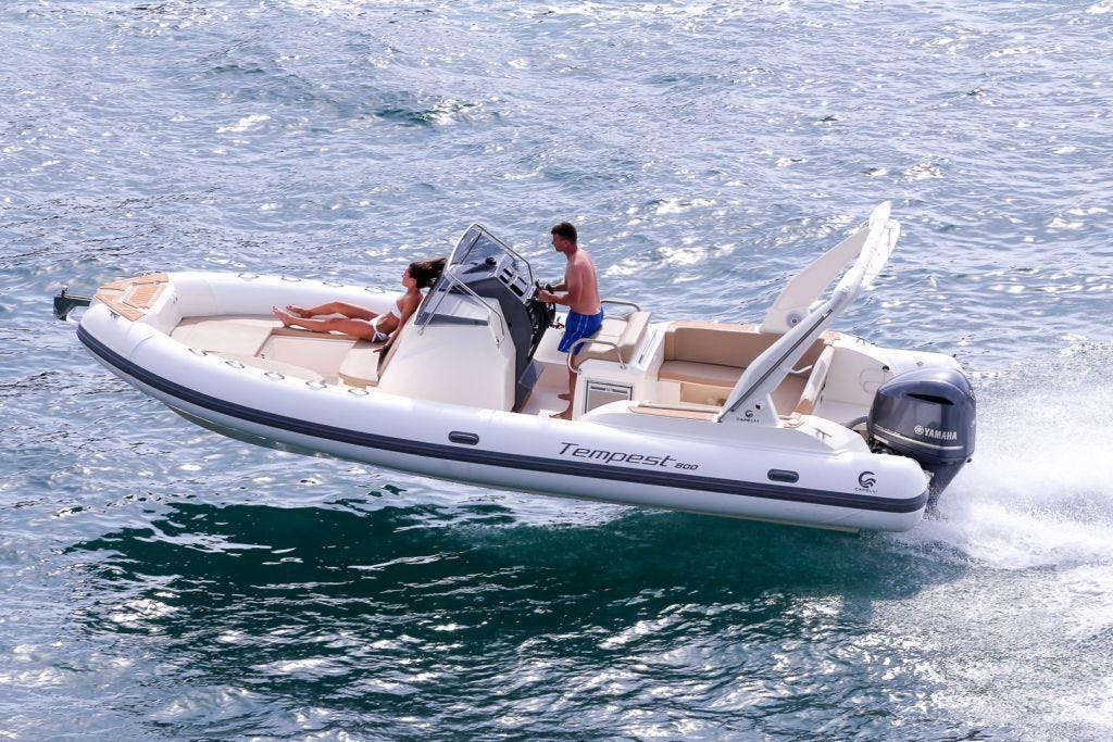 Nautical Experiences Pollença Hero. Magnifique paysage de montagnes et de mer, où se déroulent les activités de Nautical Experiences Pollença.