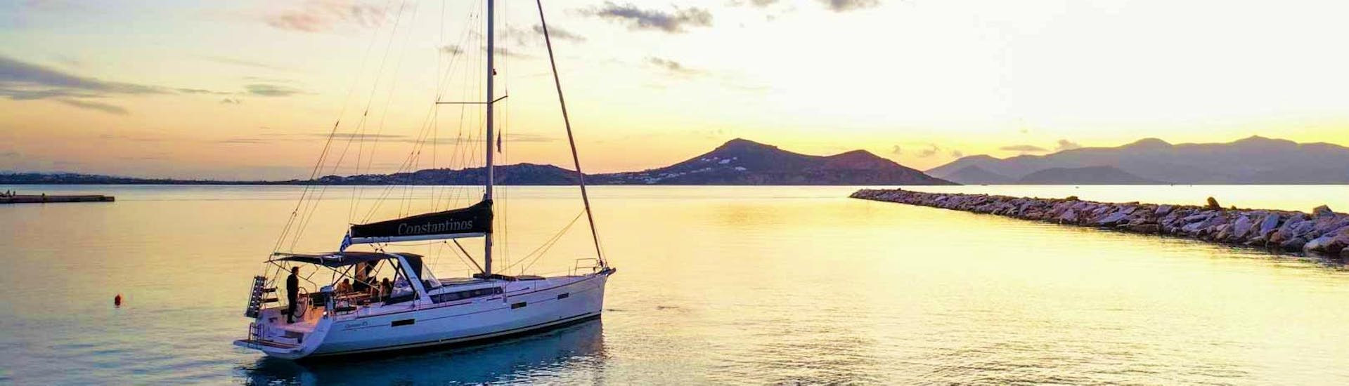 Die Segelyacht von Naxos Catamaran, die verschiedene Bootstouren vom Hafen von Naxos aus anbieten, ist der perfekte Ort, um den Sonnenuntergang über der Ägäis zu beobachten.