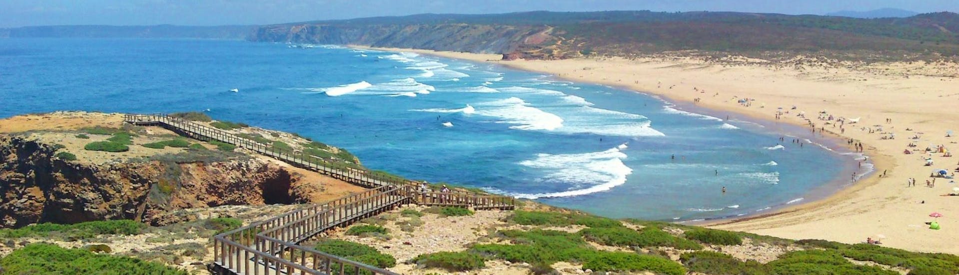 Blick über einen der Strände der Costa Vicentina, wo die Neptunos Surf School Algarve ihre Surfkurse anbietet.