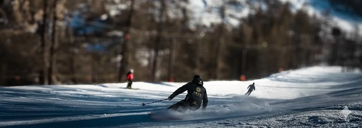 Beautiful landscapes showcasing mountains and sea, where the experiences of Ski School Neva Val d'Isère are taking place.