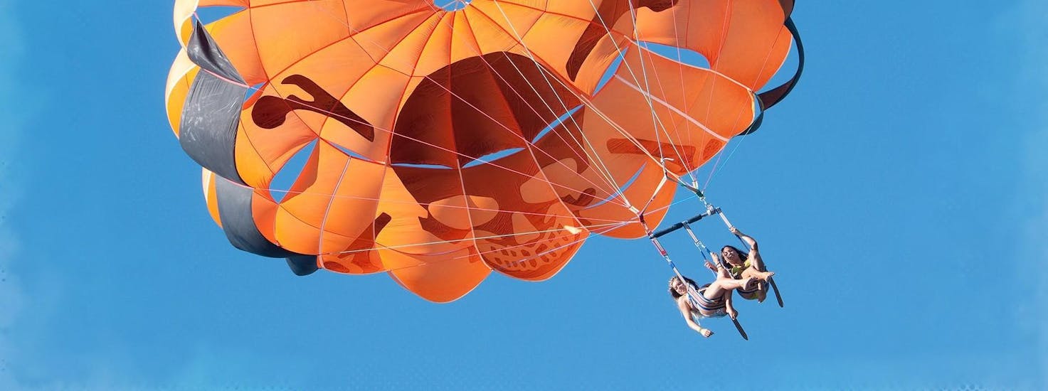 Deux filles volent au-dessus de Nice en parachute ascensionnel avec Nikaïa Watersports. 