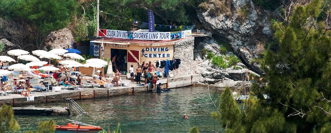 Nike Diving Centre Taormina Prachtige landschappen met bergen en zee, waar de ervaringen van Nike Diving Centre Taormina plaatsvinden.