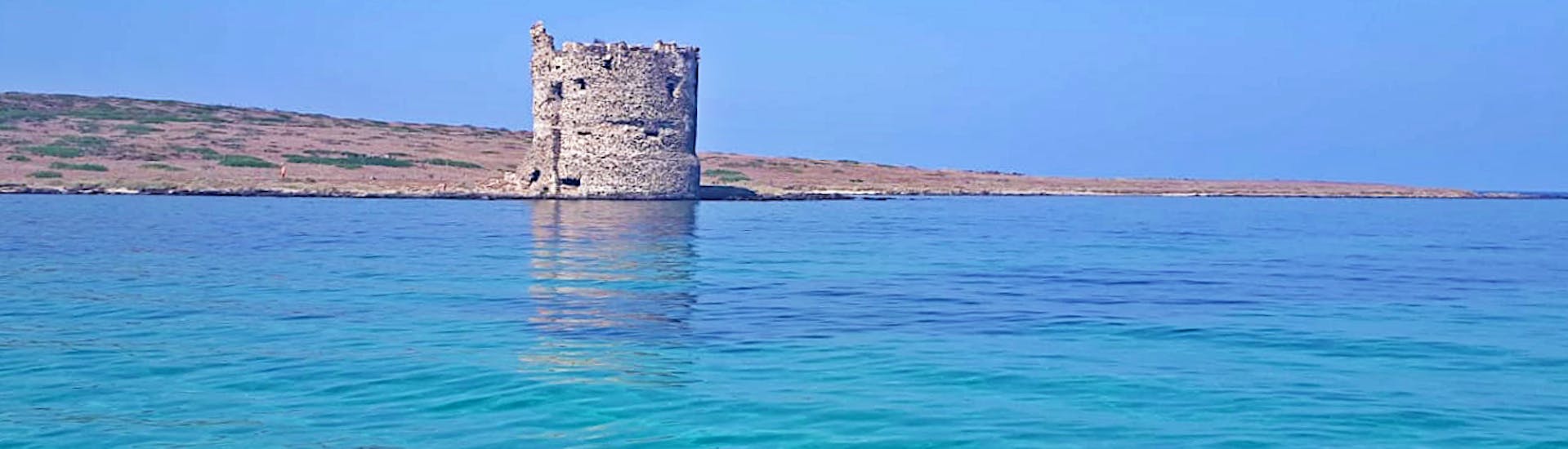 Foto di un paesaggio che può essere ammirato durante una gita in barca con Onda Blu Asinara.