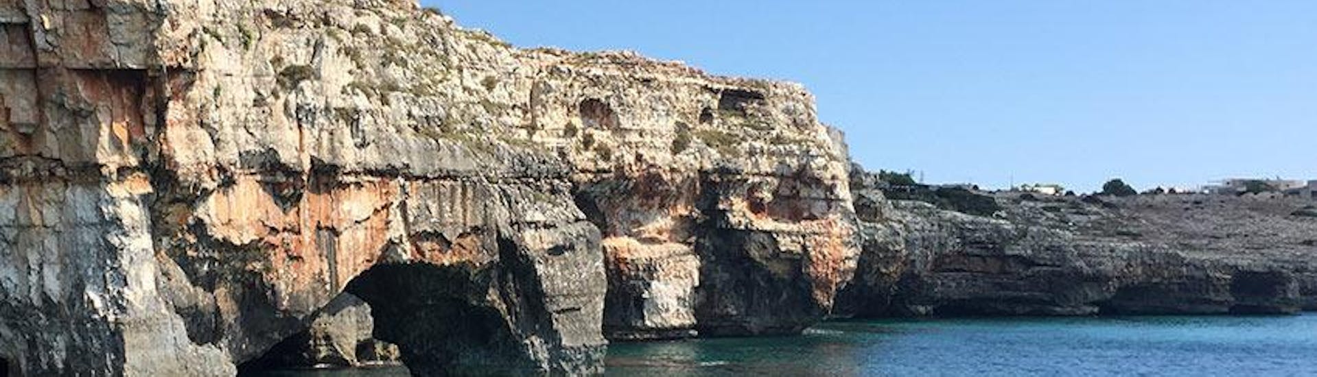 Una delle varie grotte che potrete ammirare durante i giri in barca con Noleggio Nettuno Torre Vado.