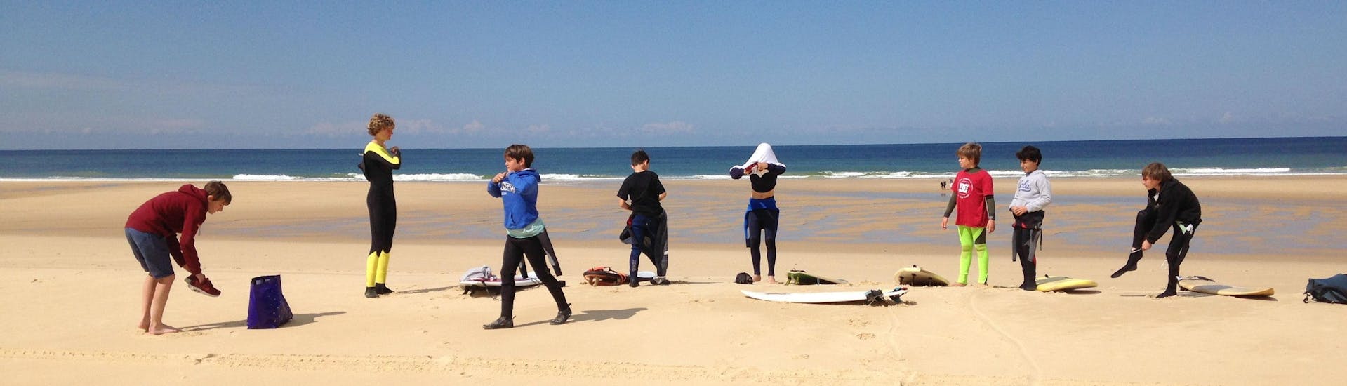 children are having surfing lessons on the sail fish beach in Cap-Ferret with Nomad surf school.