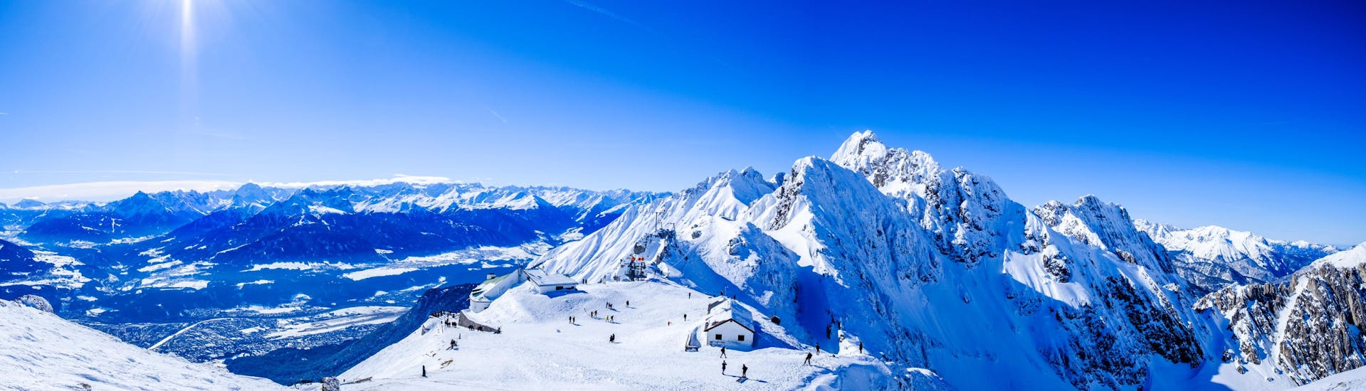 Vista del paesaggio montano soleggiato durante un corso di sci con scuole di sci a Nordkette.