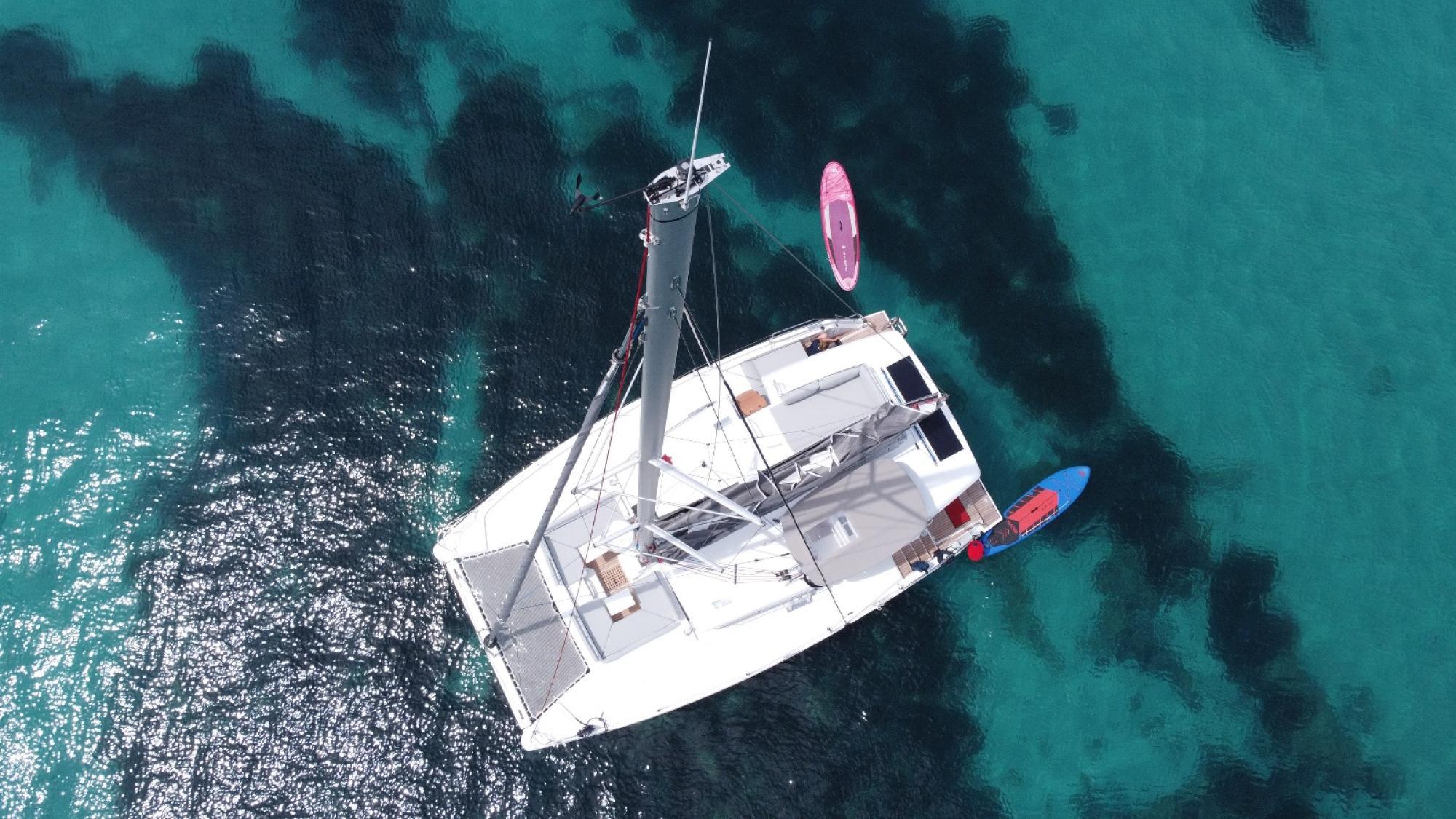 Un catamarán Miss Cata flota suavemente sobre la superficie del mar Mediterráneo.