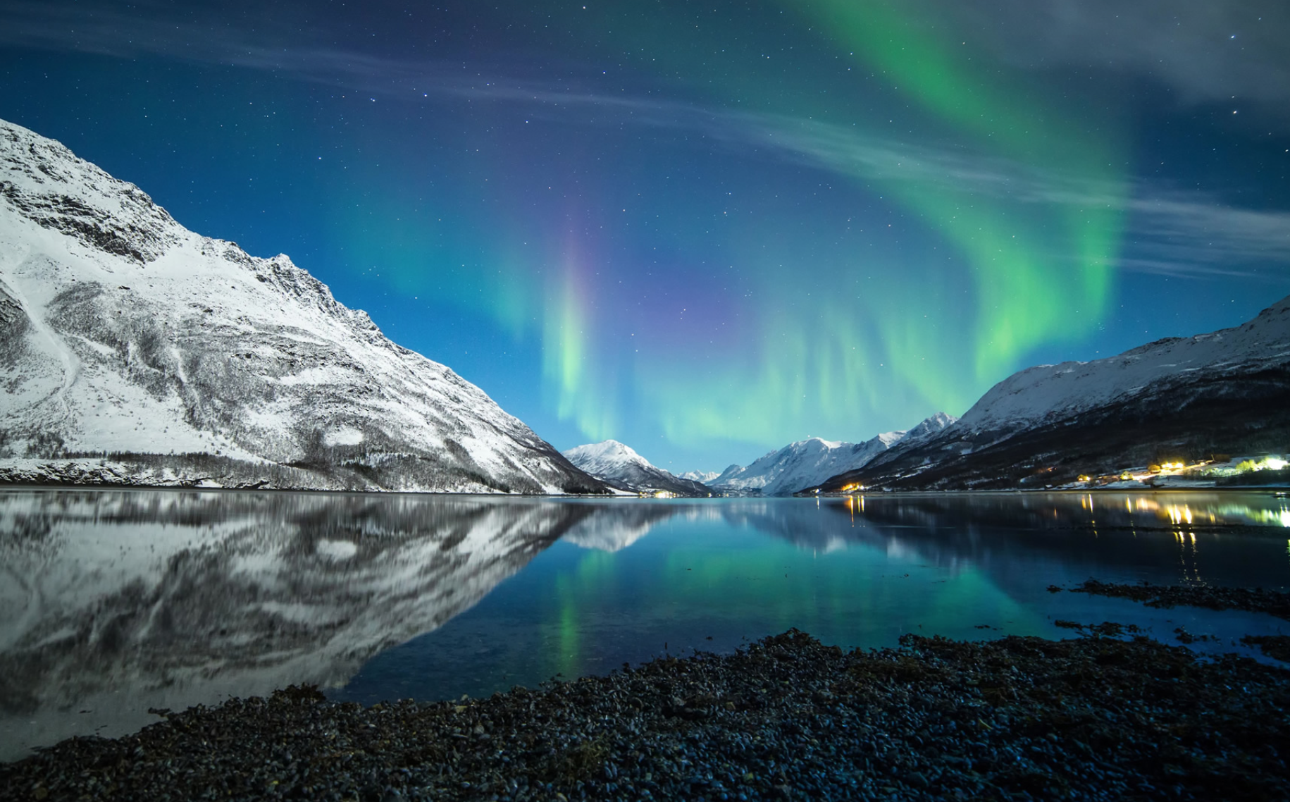 Het Noorderlicht in een prachtig fjord met een meer en een berg in Noorwegen met Northernlight.guide Tromsø.