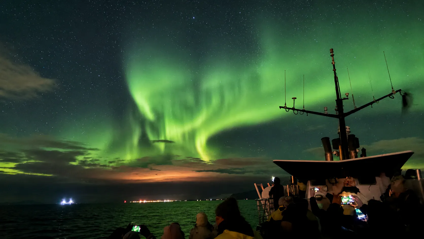 Paisajes impresionantes de montaña y mar, donde tienen lugar las experiencias de Reykjavik Sailors.