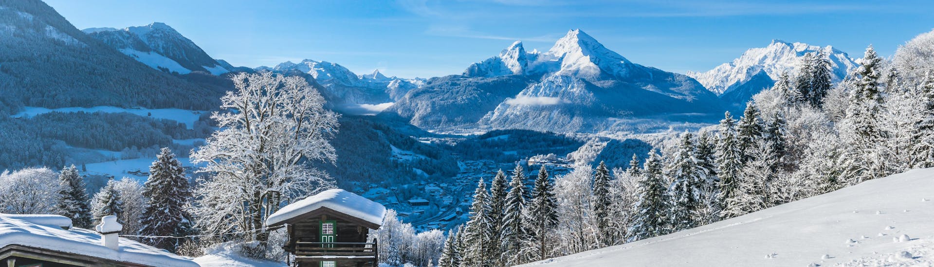 Vue sur un paysage de montagne ensoleillé lors d'un cours de ski avec l'une des écoles de ski à Oberndorf.