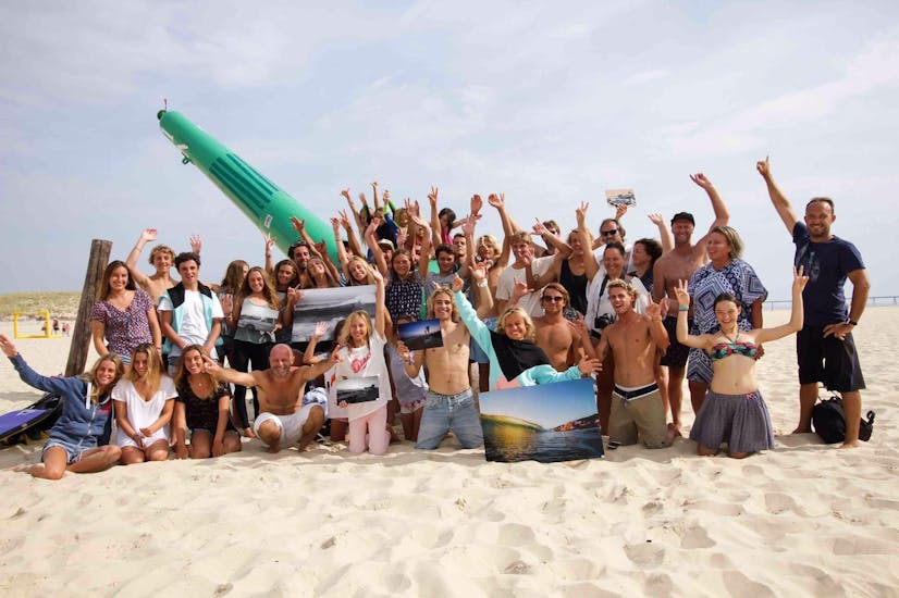 Group of people ready to surf on the Sallie Beach in Arcachon with Ocean Roots.