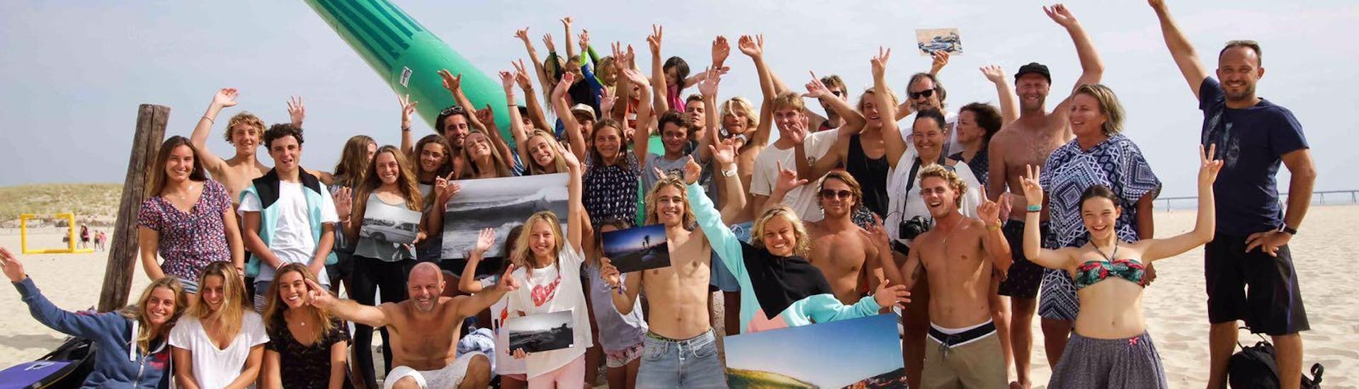 Groupe de personnes prêtes à surfer sur la plage de Sallie à Arcachon avec Ocean Roots.