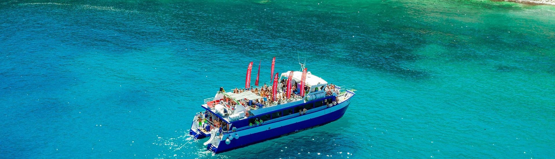 Barca di Oceanbeat Ibiza durante una festa in barca.