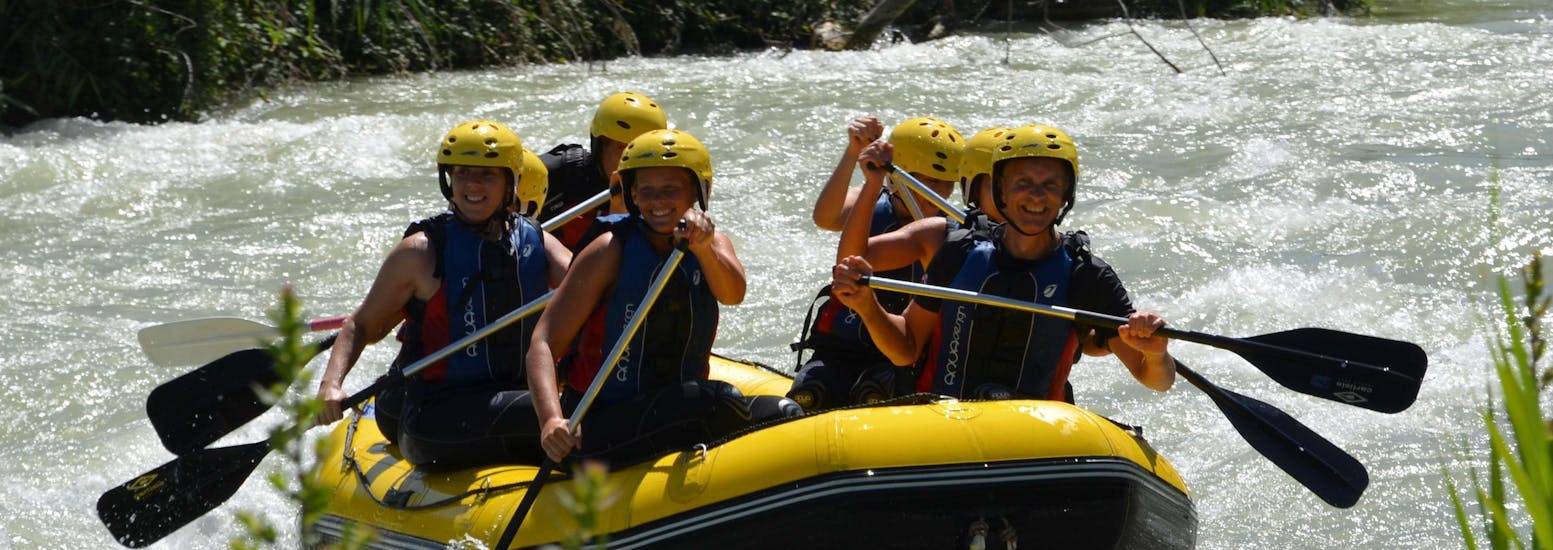 Los participantes del tour reman relajadamente a lo largo del río junto con los guías de OcioAventura Cerro Gordo.