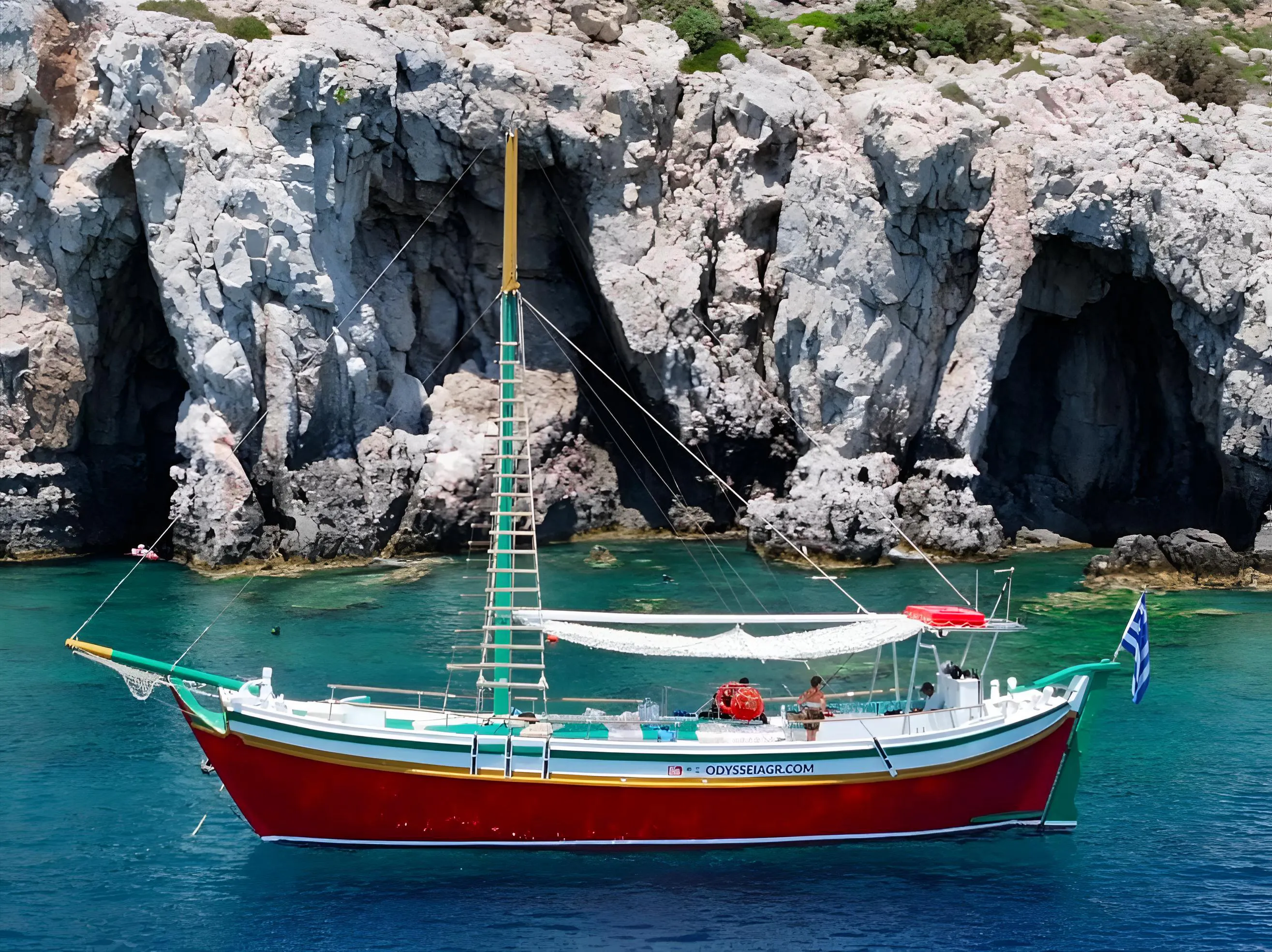 odysseia frondget Beeindruckende Landschaften mit Bergen und Meer, wo Aktivitäten von Faliraki Rhodes Cruises stattfinden.