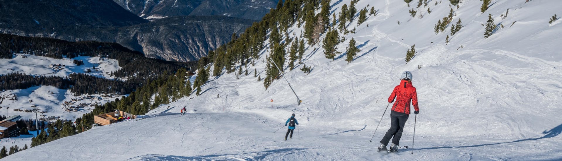 Ausblick auf die sonnige Berglandschaft beim Skifahren lernen mit den Skischulen in Oetz-Hochoetz.