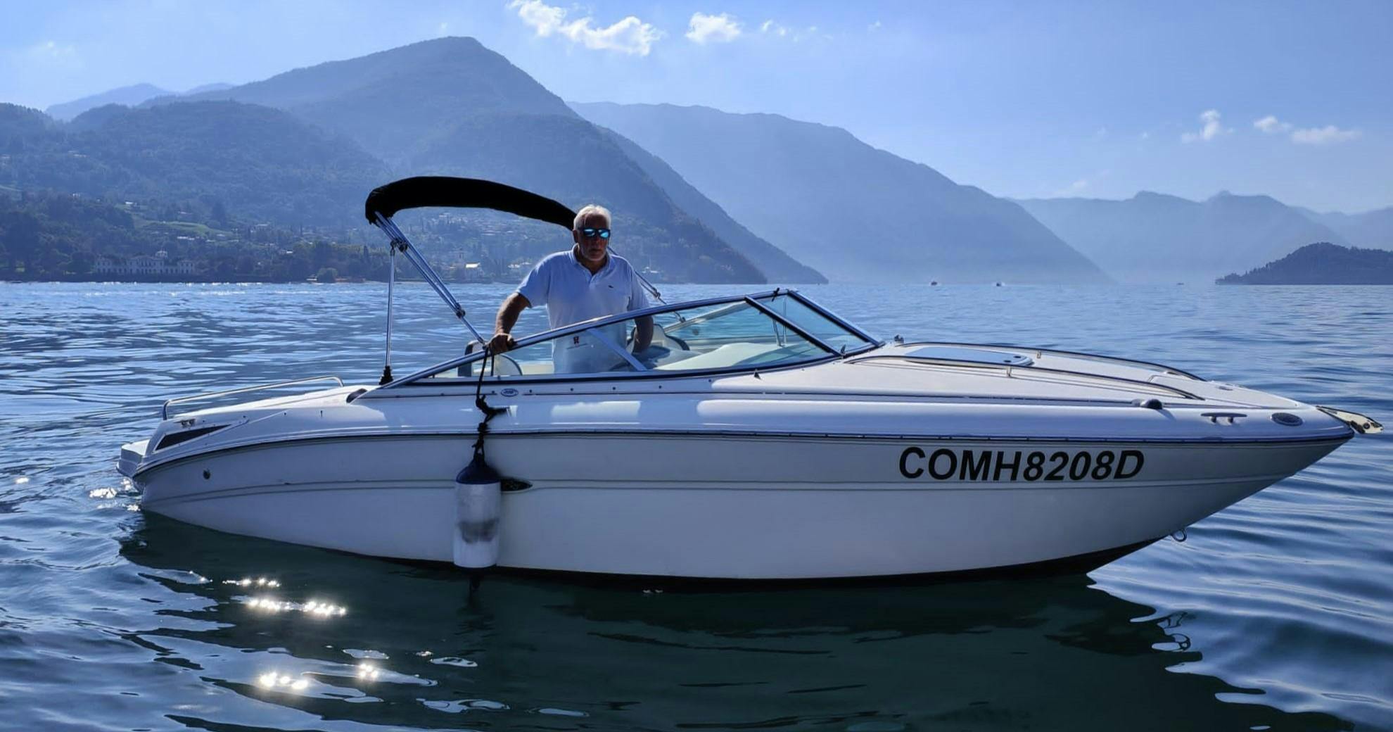 Oktane Boat Como Panorama mozzafiato con montagne e mare, dove hanno luogo le attività di Oktane Boat Como.