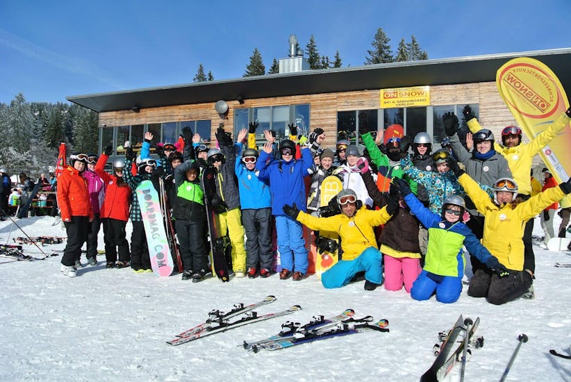 Eine Gruppe von Snowboardern hat Spaß nach ihrem Snowboardkurs bei der Schneesportschule ON SNOW Feldberg.