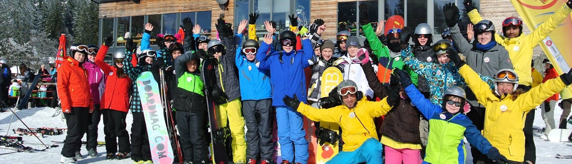 Een groep snowboarders heeft plezier na hun snowboardles bij Schneesportschule ON SNOW Feldberg.