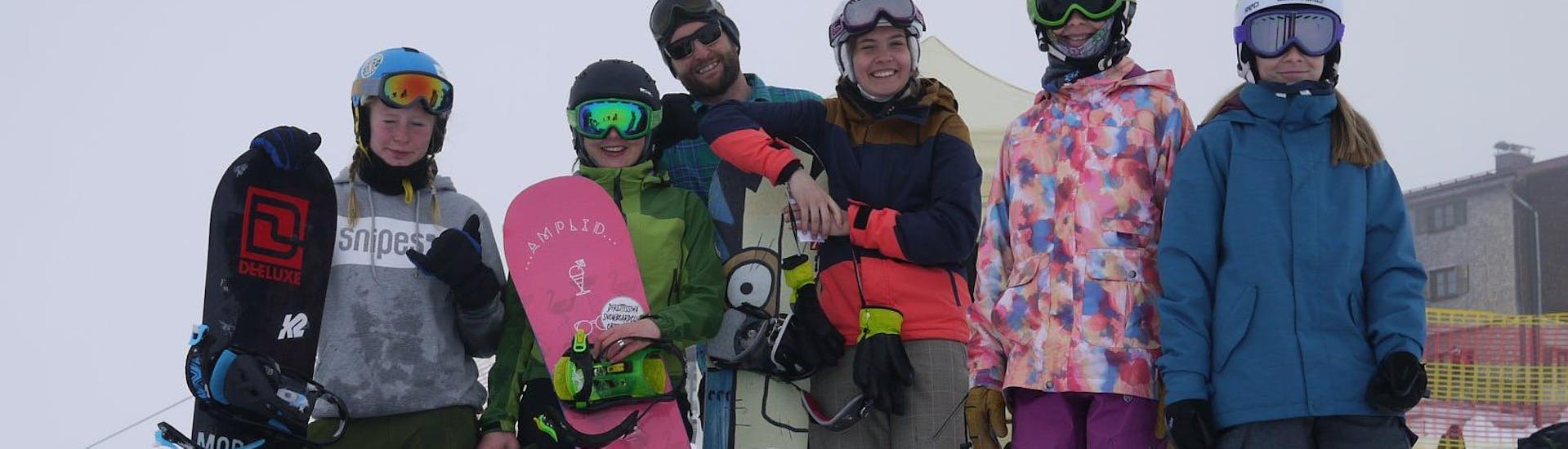 Snowboarder und Snowboarderinnen haben viel Spaß in der Schule Out of Bounds Snowboard School im schönen Skigebiet Oberstdorf.
