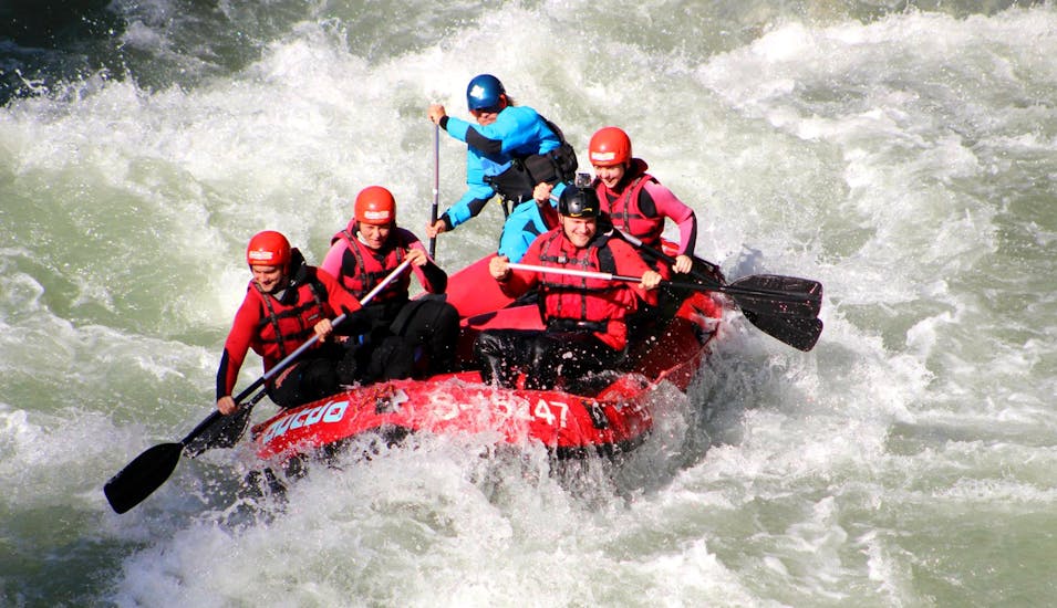 The participants of the Rafting Tour "Wild Water" are conquering the high waves an rapids of Salzach river together with an experienced guide from Outdo Zell am See Rafting & Canyoning.