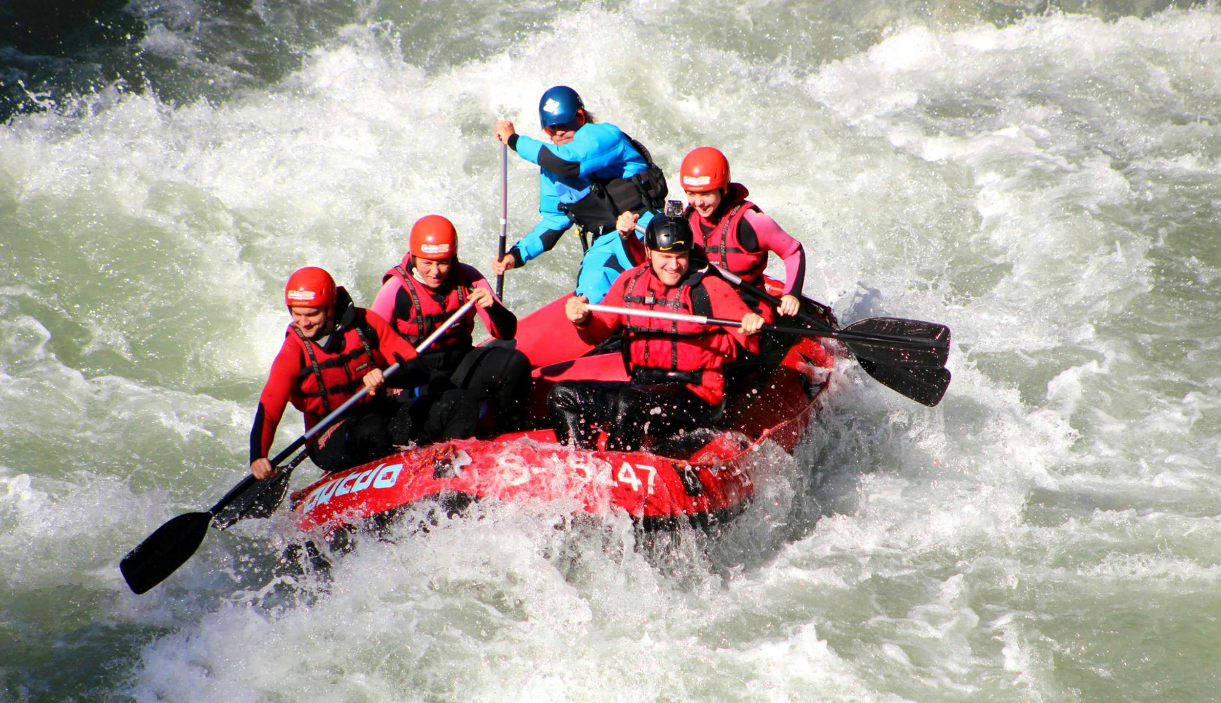 outdo-zell-am-see-rafting-canyoning-hero-2 The participants of the Rafting Tour "Wild Water" are conquering the high waves an rapids of Salzach river together with an experienced guide from Outdo Zell am See Rafting & Canyoning.