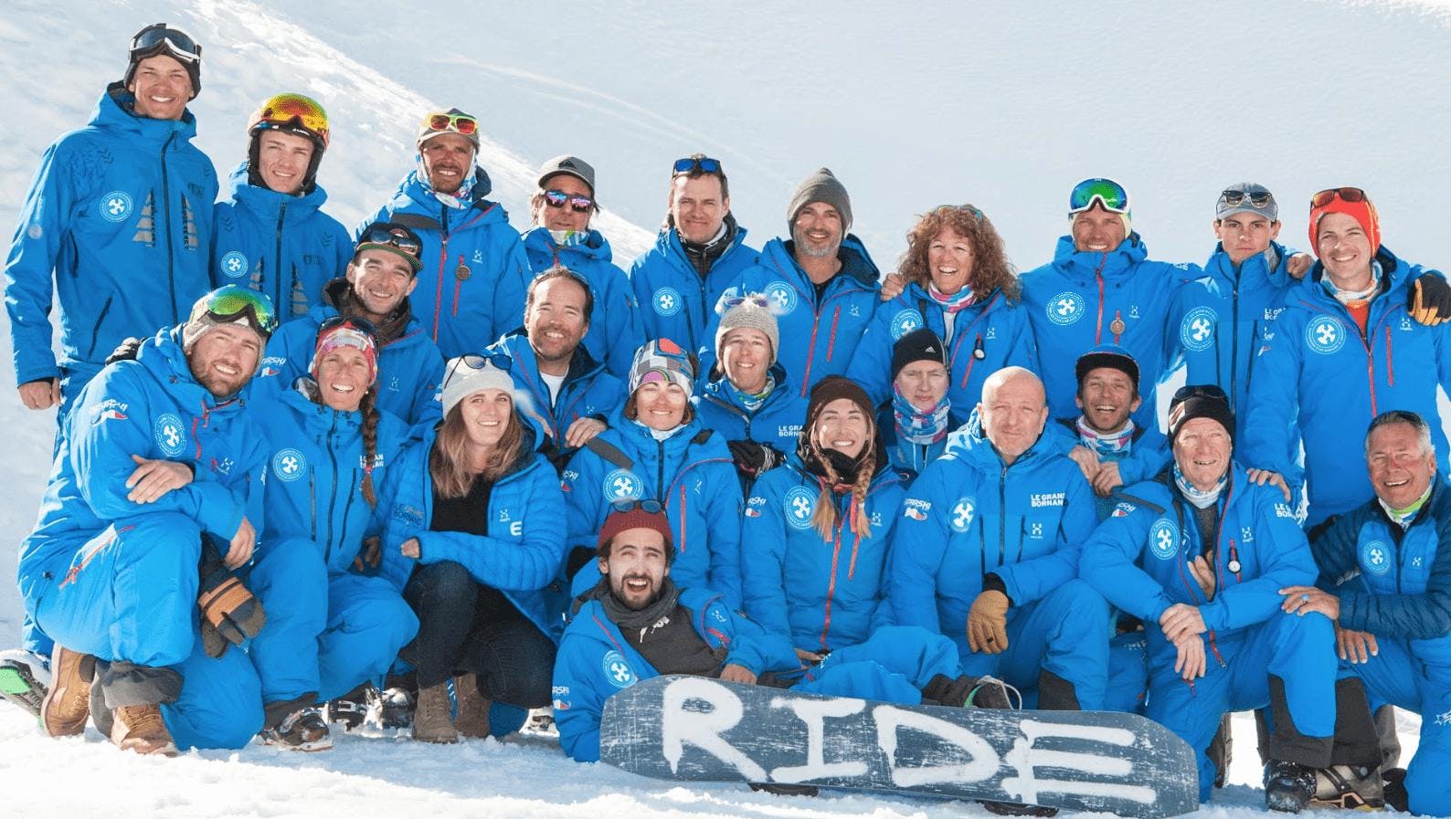 OxygeneGdBO_Equipe-min p Panorama mozzafiato con montagne e mare, dove hanno luogo le attività di École de ski Starski Grand Bornand.